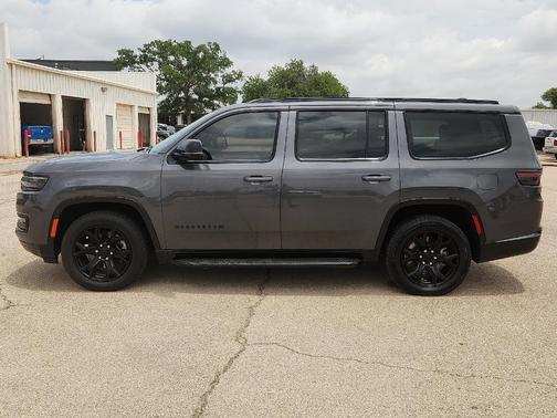 Gray 2023 Jeep Wagoneer Series II