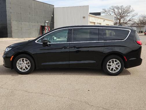 Diamond Black 2025 Chrysler Pacifica Select