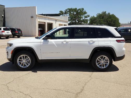 Bright White Clearcoat 2026 Jeep Grand Cherokee Laredo X 4x4