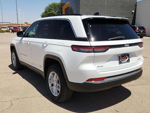 Bright White Clearcoat 2026 Jeep Grand Cherokee Laredo X 4x4