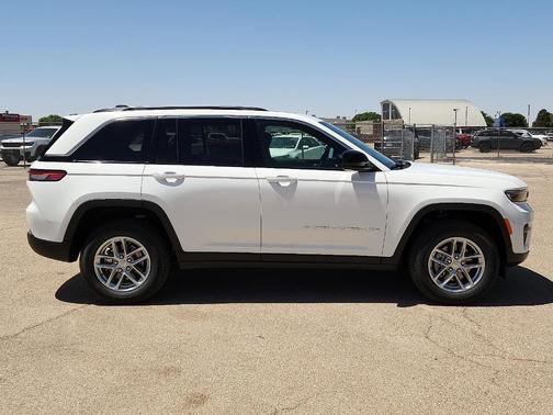 Bright White Clearcoat 2026 Jeep Grand Cherokee Laredo X 4x4