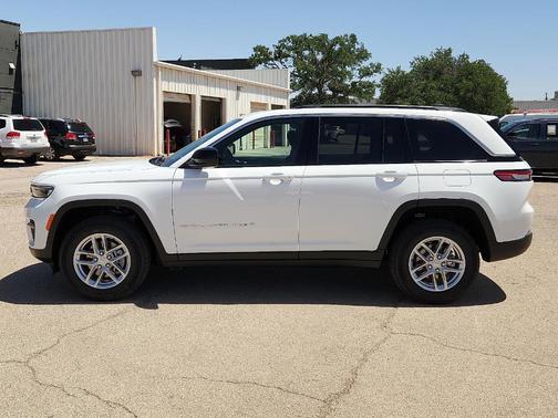 Bright White Clearcoat 2026 Jeep Grand Cherokee Laredo X 4x4