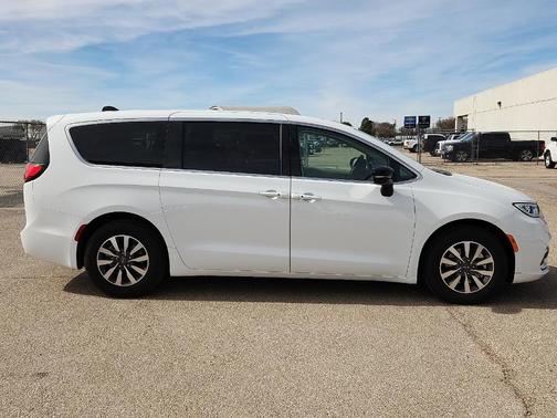 2024 Chrysler Pacifica Hybrid Select