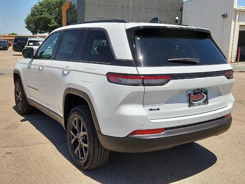 Bright White Clearcoat 2026 Jeep Grand Cherokee Laredo