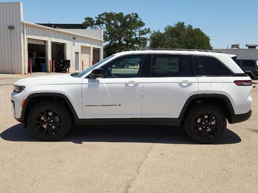 Bright White Clearcoat 2026 Jeep Grand Cherokee Laredo