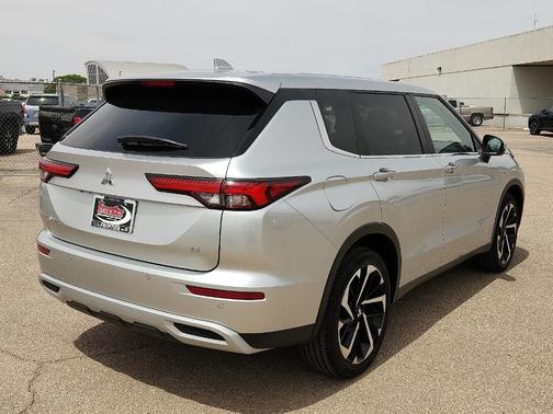 Black 2024 Mitsubishi Outlander SE