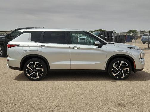 Black 2024 Mitsubishi Outlander SE