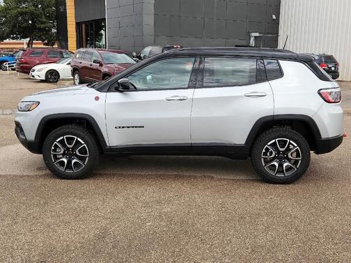 Silver Zynith 2026 Jeep Compass Trailhawk