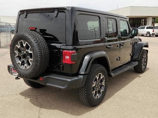 Black Clearcoat 2026 Jeep Wrangler Sahara