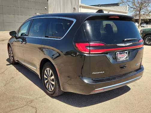 Brilliant Black Crystal Pearlcoat 2023 Chrysler Pacifica Hybrid Limited