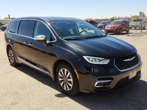 Brilliant Black Crystal Pearlcoat 2023 Chrysler Pacifica Hybrid Limited