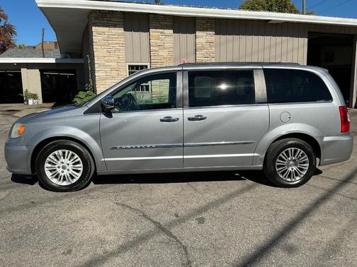 2013 Chrysler Town & Country Touring-L