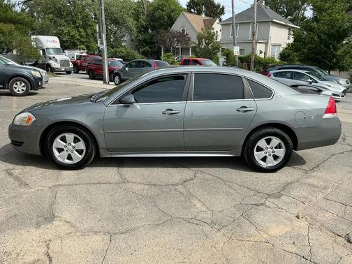 Gray 2009 Chevrolet Impala LT