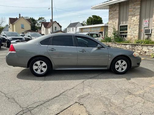 Gray 2009 Chevrolet Impala LT