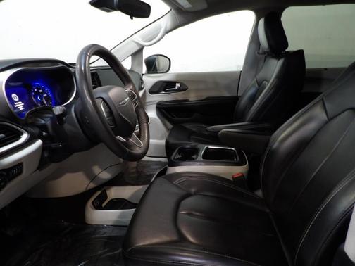 2023 Chrysler Pacifica Touring-L