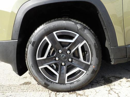 41 2026 Jeep Cherokee LAREDO/LIMITED