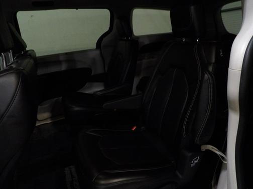 2023 Chrysler Pacifica Touring-L