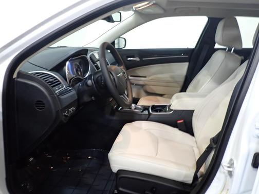 2023 Chrysler 300 Touring L
