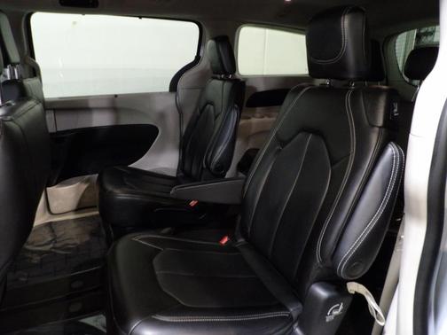 2023 Chrysler Pacifica Touring-L