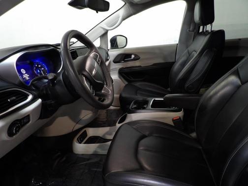 2023 Chrysler Pacifica Touring-L