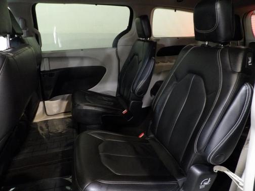 2022 Chrysler Pacifica Touring-L