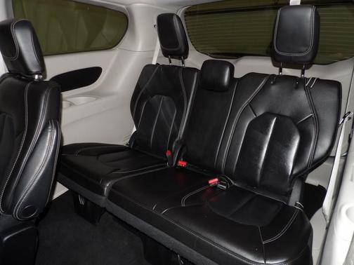 2023 Chrysler Pacifica Touring-L