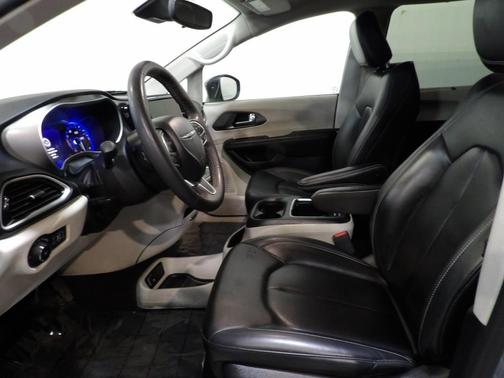 2023 Chrysler Pacifica Touring-L