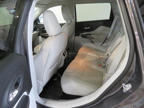 Photo 5 of 12 of 2019 Jeep Cherokee Limited 4WD