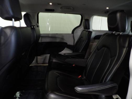 2024 Chrysler Pacifica Touring-L