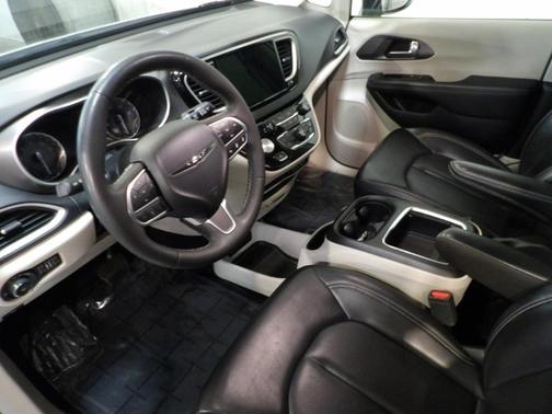 2023 Chrysler Pacifica Touring-L