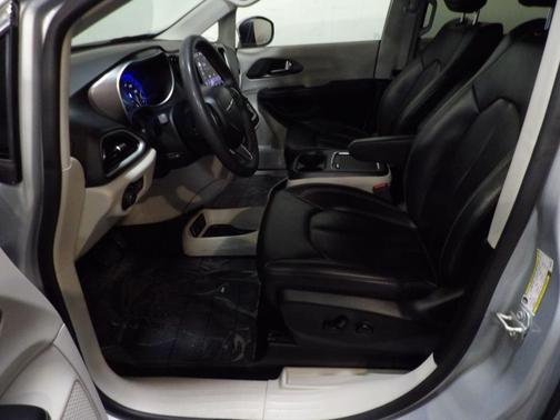 2023 Chrysler Pacifica Touring-L
