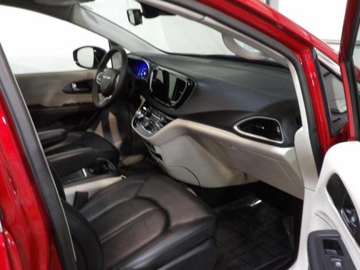 2024 Chrysler Pacifica Touring-L