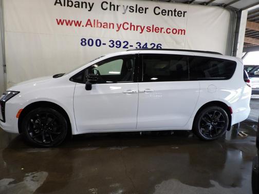 Bright White Clearcoat 2027 Chrysler Pacifica LIMITED