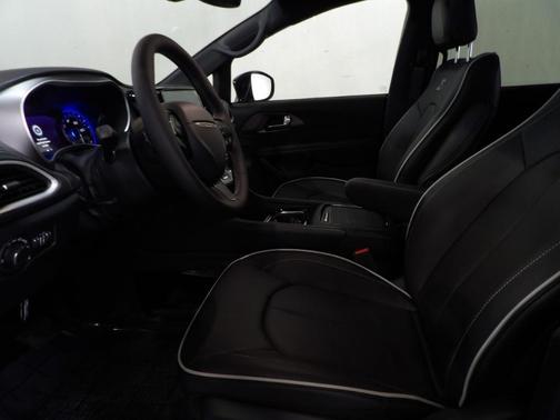 Bright White Clearcoat 2027 Chrysler Pacifica LIMITED