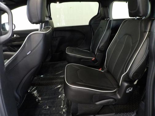 Bright White Clearcoat 2027 Chrysler Pacifica LIMITED