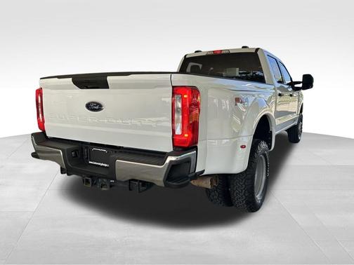 Oxford White 2024 Ford F-350 XLT