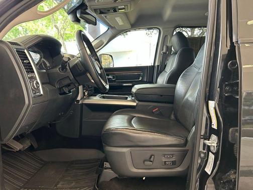 Brilliant Black Crystal Pearlcoat 2016 RAM 2500 Laramie
