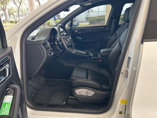 2022 Porsche Macan Base