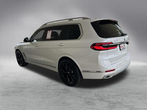 Mineral White Metallic 2023 BMW X7 xDrive40i