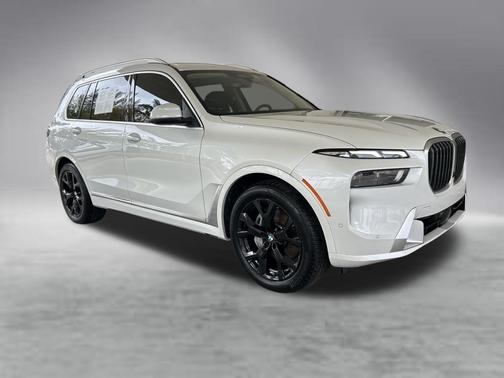 Mineral White Metallic 2023 BMW X7 xDrive40i