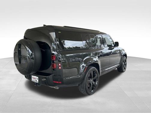 2024 Land Rover Defender P400 X-Dynamic SE