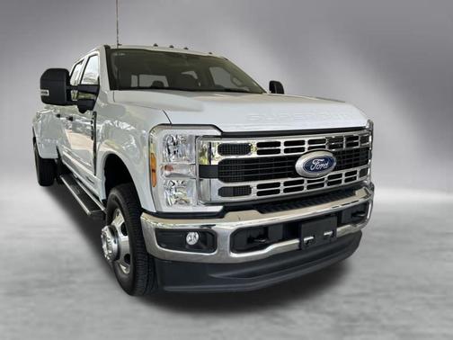 Oxford White 2025 Ford F-350 XLT