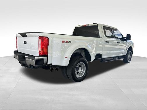 Oxford White 2025 Ford F-350 XLT