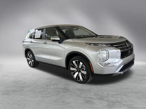 Silver Alloy 2026 Mitsubishi Outlander SE