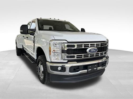 Oxford White 2025 Ford F-350 XLT