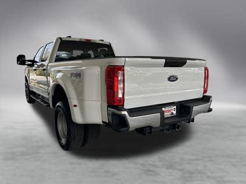 Oxford White 2025 Ford F-350 XLT