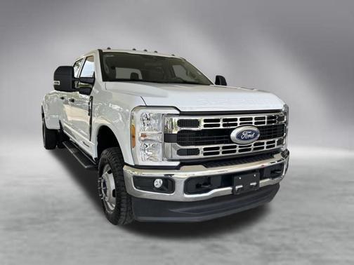 Oxford White 2025 Ford F-350 XLT