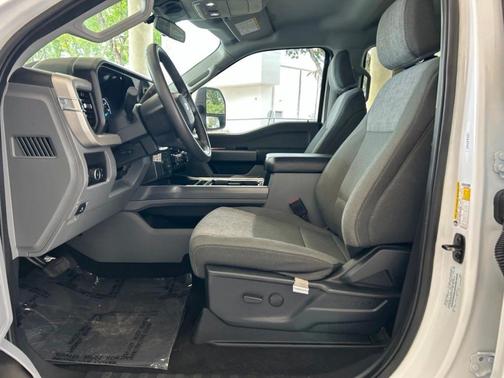 Oxford White 2025 Ford F-350 XLT