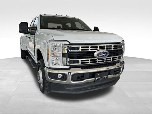 Oxford White 2025 Ford F-350 XLT