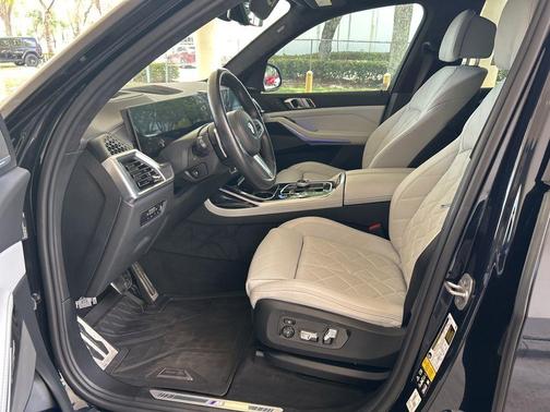 Carbon Black Metallic 2023 BMW X7 xDrive40i